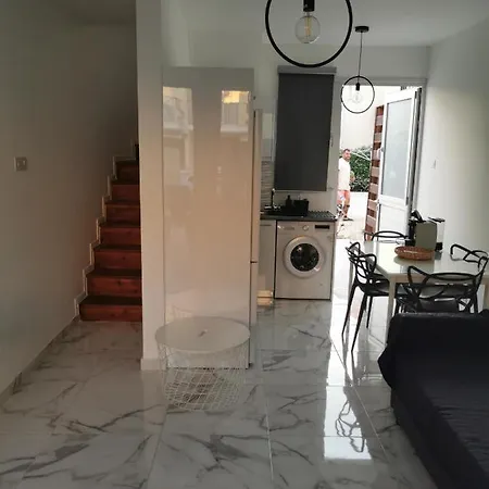 Eros Maisonette In Area Just 700 Meters Or One-minute Drive From Polis Municipal *