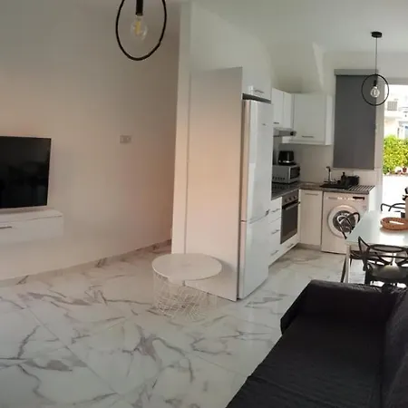 Eros Maisonette In Area Just 700 Meters Or One-minute Drive From Polis Municipal לאצ'י