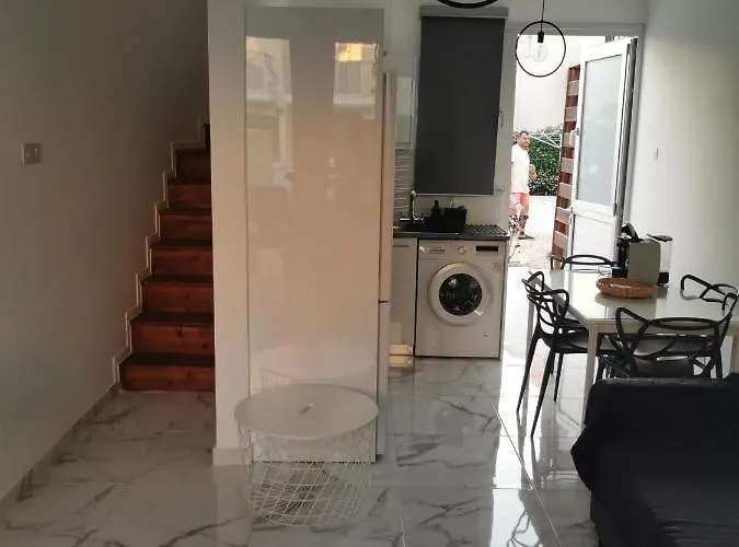 Eros Maisonette In Area Just 700 Meters Or One-minute Drive From Polis Municipal *